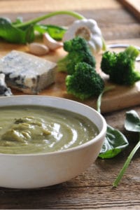 Aranżowana sesja zdjęciowa - zupa brokułowa